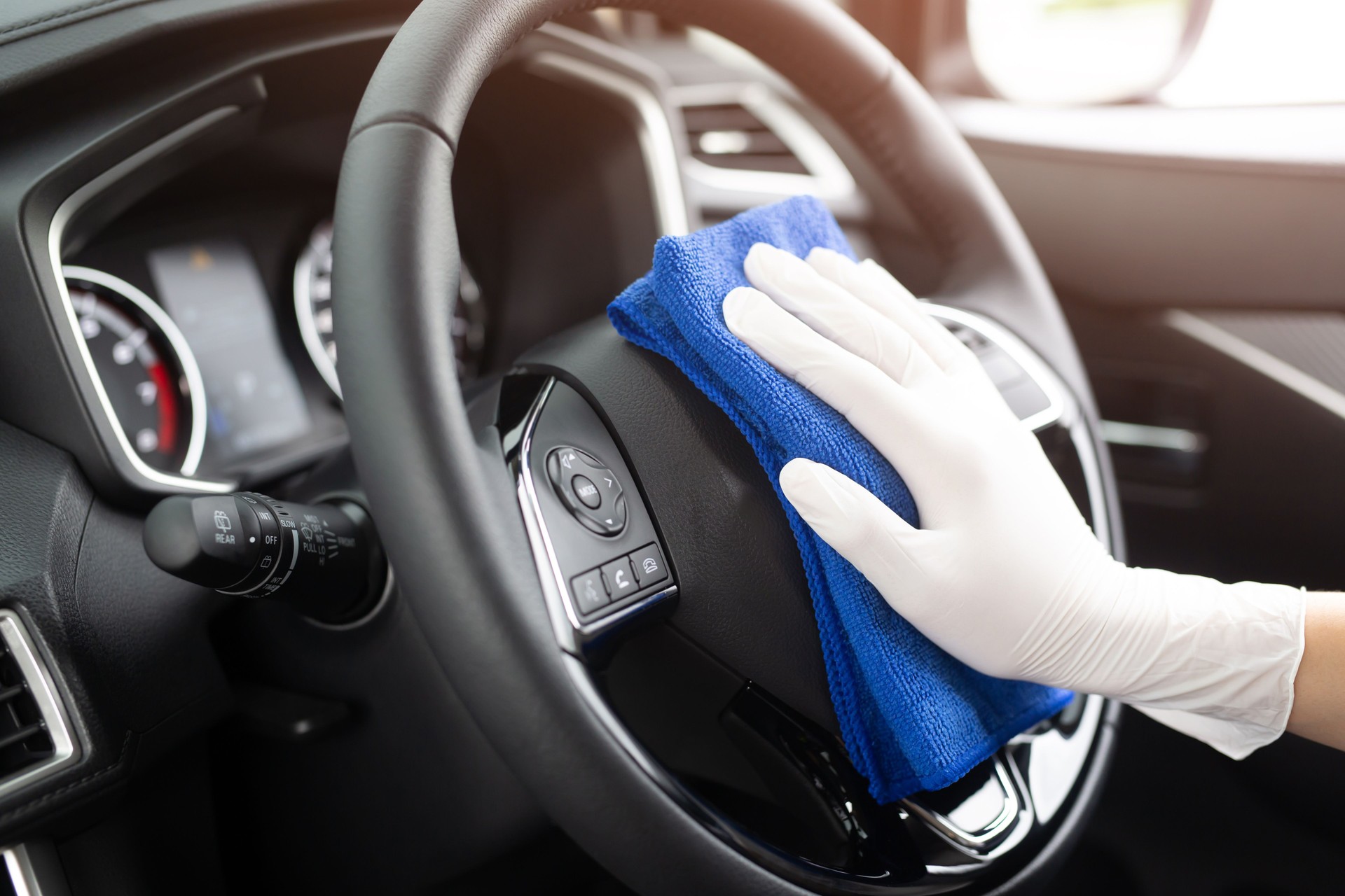 Arbeiter Mann tragen Handschuhe Reinigung Auto-Innenkonsole mit Mikrofaser-Tuch, Details, Autowäsche Service-Konzept. Kopierraum.